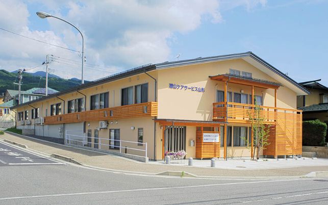 茶色の建物外観