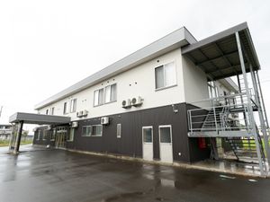 広々とした建物外観