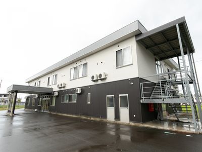 広々とした建物外観