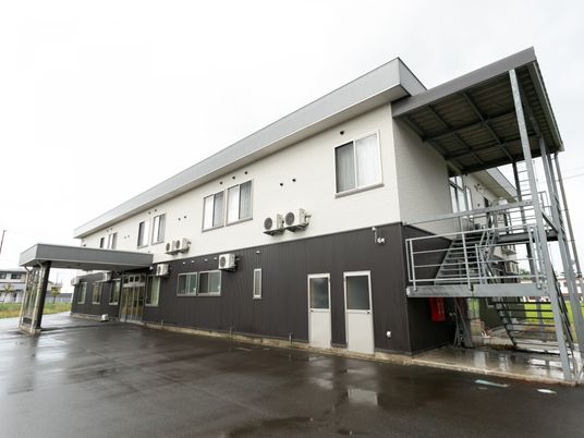 広々とした建物外観