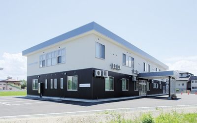 広々とした施設の外観