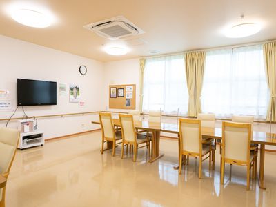 窓際の明るいリビング