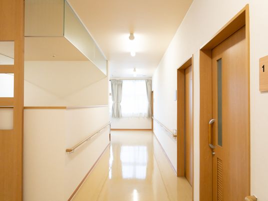 自然光が差し込む廊下