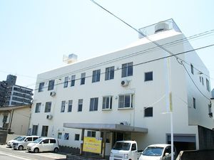 白い建物の外観  