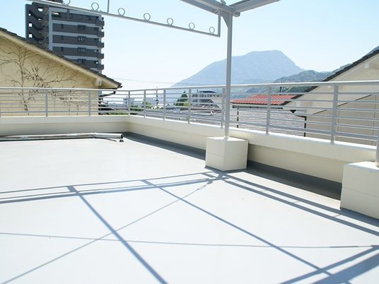 開放的な屋外テラス  