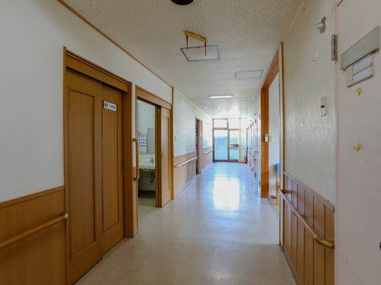 廊下には明るさが漂う