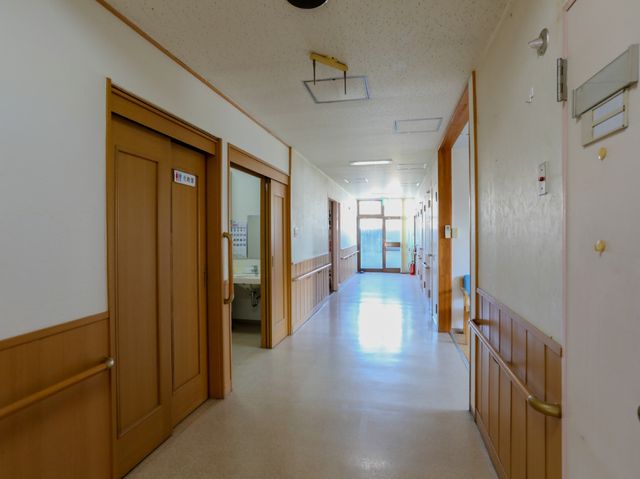 廊下には明るさが漂う 廊下 ゆとりのある廊下が、日差しを受けて温かな雰囲気です。スタッフや来訪者が快適に歩けるよう配慮されています。
