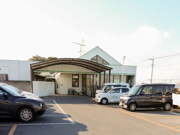 エントランスと駐車場の様子