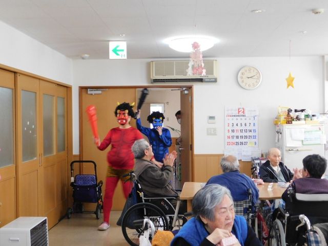 イベント中の共有スペース イベント 楽しげなイベントが行われている、居心地の良い共有スペースです。皆さまの笑顔が印象的で、活気に満ちた日々を過ごせる場所となっています。