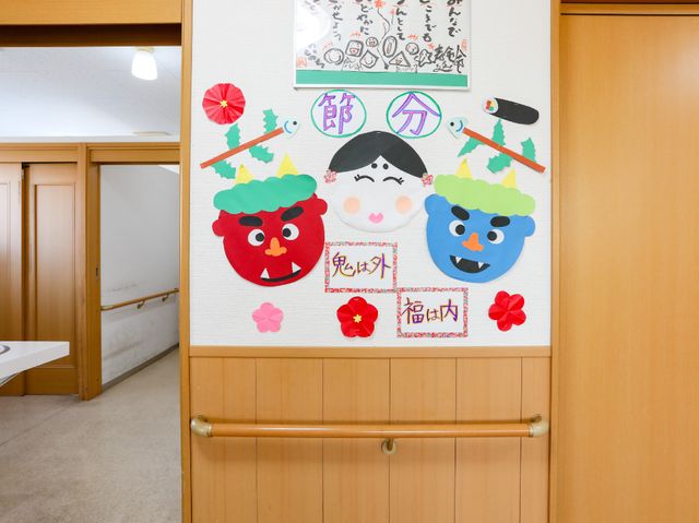 季節の装飾が施された廊下 装飾 明るく飾り付けされた廊下は、日々の暮らしに彩りを添えています。手作り感あふれる装飽は、暖かい雰囲気を醸し出しています。