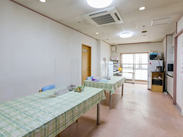 明るい食堂の様子
