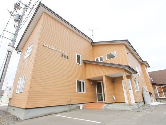オレンジ色の外壁の建物