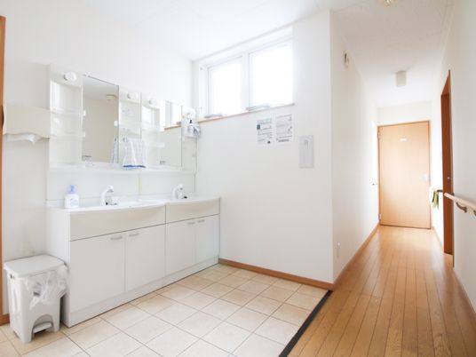 明るく清潔な洗面台