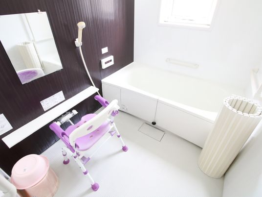 清潔なバリアフリー浴室