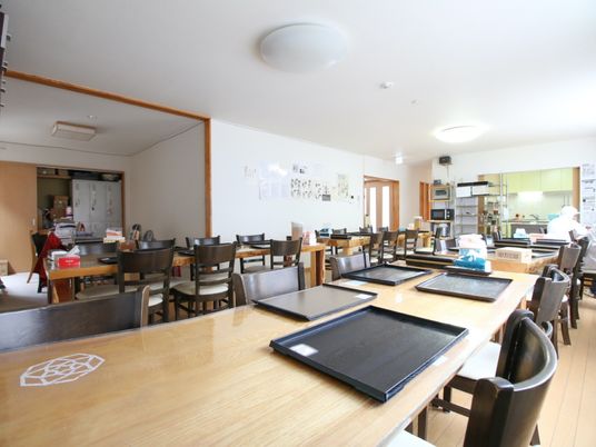 共有スペースの明るい食堂