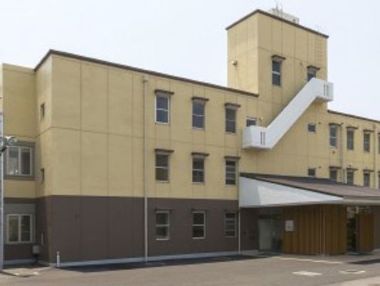優しい色合いの建物外観  