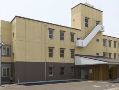 優しい色合いの建物外観