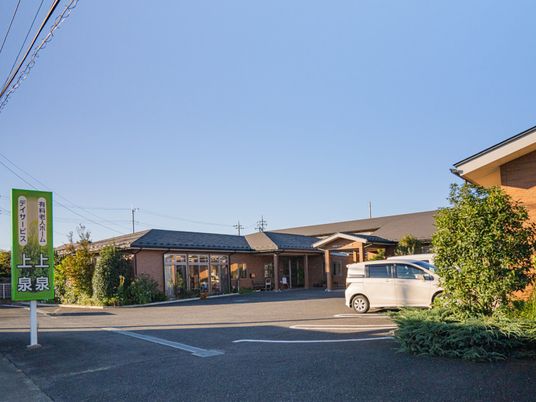 明るい外観の施設入口