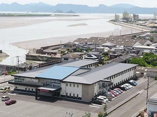川沿いの施設外観