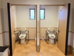 手すり付トイレ設備の内観