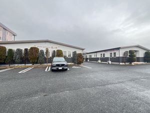 広々とした駐車場の施設