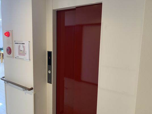 赤い扉のエレベーター