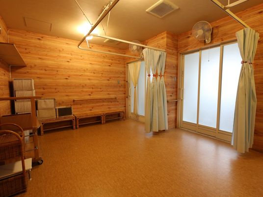 木目調の落ち着いた居室