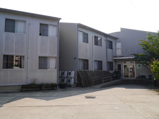 施設の静かな外観