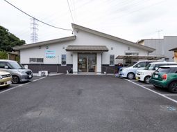 広々とした駐車場の外観