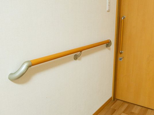 手すり付きの柔らかい色合いの廊下