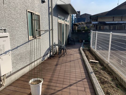日差しの入るテラス