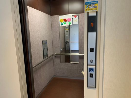 手すり付きエレベーター