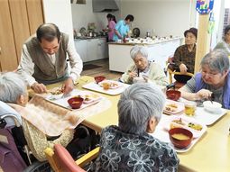 食事の様子ダイニングルーム