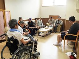 和やかな談笑の多目的室