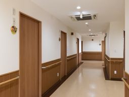 明るく清潔な廊下