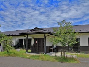 自然に囲まれた建物外観  