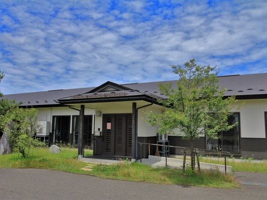 自然に囲まれた建物外観  