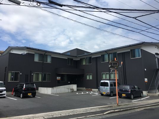 駐車場付きの外観  