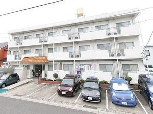 白い建物の外観