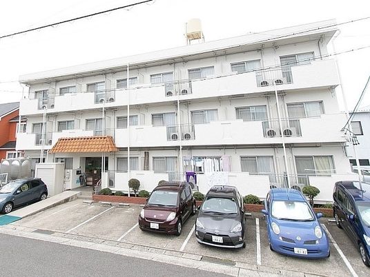 白い建物の外観
