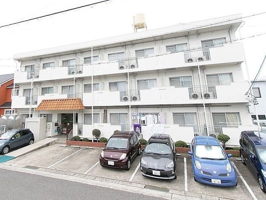 白い建物の外観