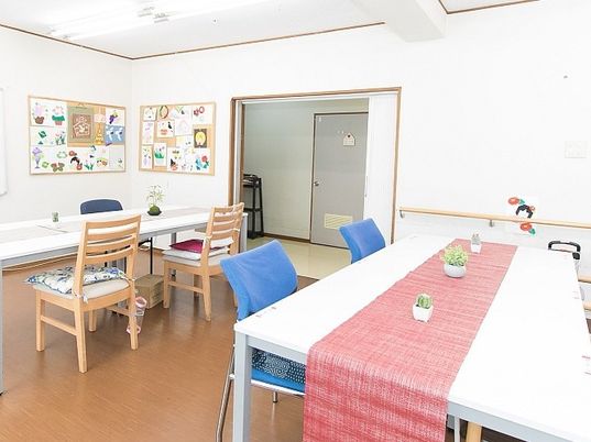 掲示物の飾られた食堂