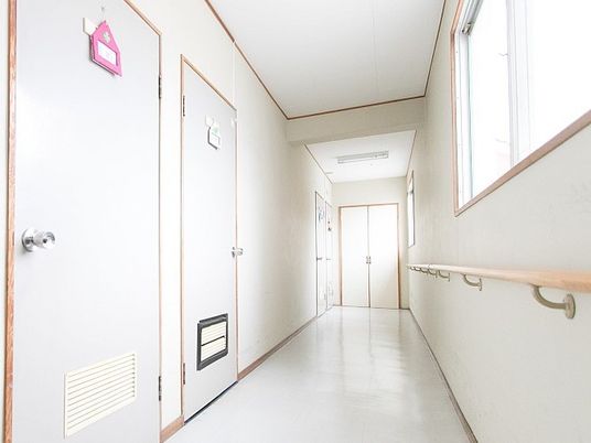 明るい廊下の一角