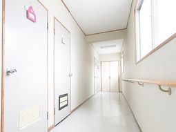明るい廊下の一角