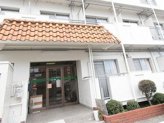 建物正面のエントランス  