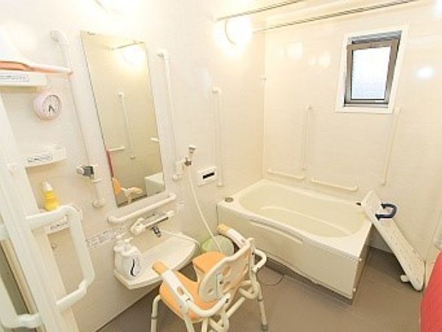 手すり付き浴室の様子 浴室 利用者の安全を考慮した設計の浴室です。手すりや座椅子も備え、快適な入浴が支援されます。