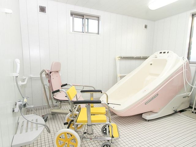 バリアフリー対応浴室設備 浴室 快適で安全な入浴を支援する設備が整った浴室です。介護の現場で働くには理想的な環境を備えています。