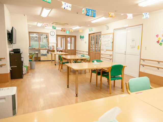 ゆとりある明るい食堂 食堂 広々とした食堂は日光が差し込む明るい空間で、共に食事を楽しむ様子が想像できます。ハンディキャップをお持ちの方も安心してご利用いただける設計です。