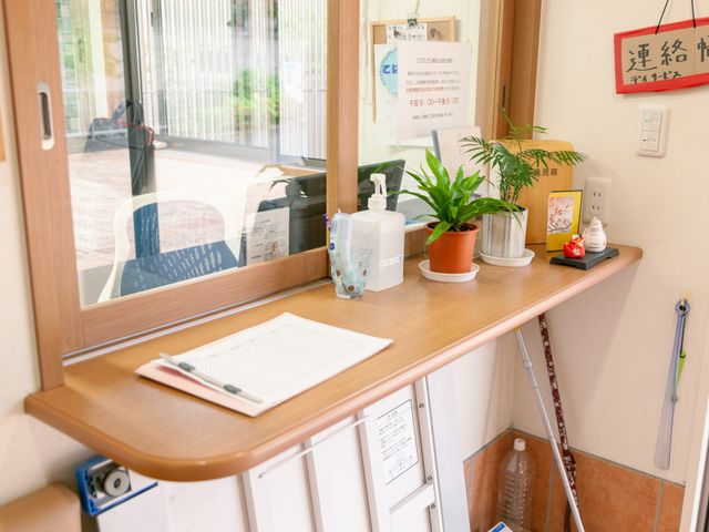 入口に置かれた受付台 エントランス ゆとりのあるエントランスでは、手指消毒料を設置し、衛生管理にも配慮しています。