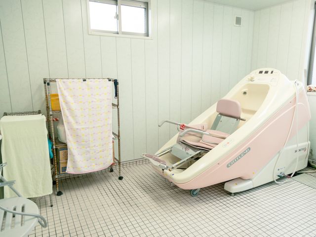 特別浴槽のある浴室 浴室 安全かつ快適にお使いいただける特別浴槽が設置されています。利用者の安定した入浴をサポートします。